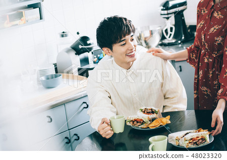 運載三明治的婦女對人附有桌 48023320