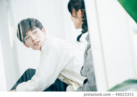 男性和女性坐在窗口和聊天 男性和女性坐在窗口和聊天 48023351
