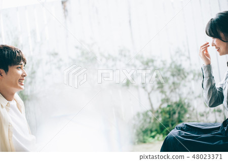 坐在陽台上，互相交談 48023371