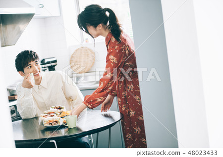 運載三明治的婦女對人附有桌 運載三明治的婦女對人附有桌 48023433