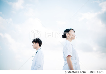 男人和女人背靠背站在屋頂上 48023476