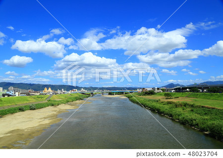大和河藍天和白色雲彩 48023704