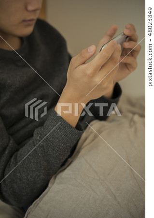 男孩在床上使用智能手機缺乏睡眠初中生高中生身體部位零件切割沒有臉 男孩在床上使用智能手機缺乏睡眠初中生高中生身體部位零件切割沒有臉 48023849