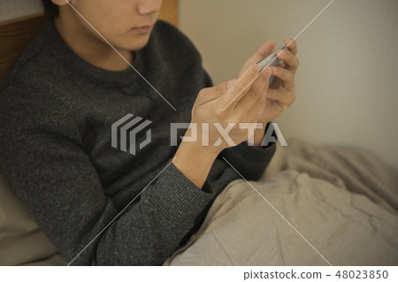 男孩在床上使用智能手機缺乏睡眠初中生高中生身體部位零件切割沒有臉 男孩在床上使用智能手機缺乏睡眠初中生高中生身體部位零件切割沒有臉 48023850