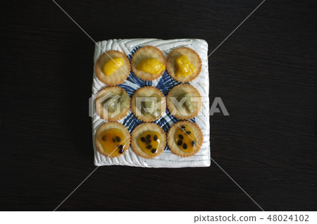 Crackers with snack on dish 48024102