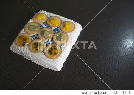 Crackers with snack on dish 48024108