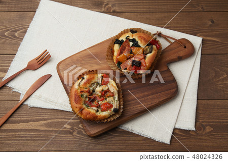 番茄香腸Focaccia夏季披薩盤表 48024326