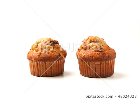 堅果香蕉鬆餅杯形蛋糕白色背景 堅果香蕉鬆餅杯形蛋糕白色背景 48024328