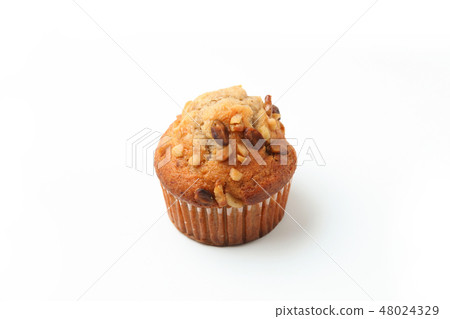 堅果香蕉鬆餅杯形蛋糕白色背景 堅果香蕉鬆餅杯形蛋糕白色背景 48024329