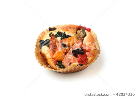香腸蔬菜Focaccia夏天薄餅麵包白色背景 香腸蔬菜Focaccia夏天薄餅麵包白色背景 48024330