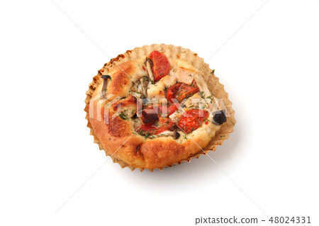 蕃茄雞Focaccia夏天薄餅麵包白色背景 48024331