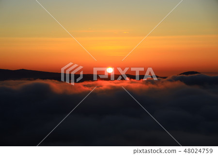 Sunrise from Miotoro Pass and the sea of clouds (Hokkaido) Sunrise from Miotoro Pass and the sea of clouds (Hokkaido) 48024759