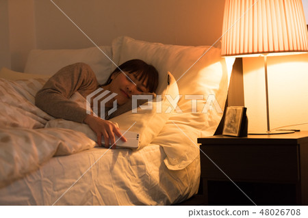 睡在床上的女人 48026708