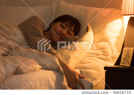 睡在床上的女人 48026710