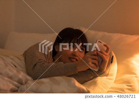 睡在床上的女人 48026721