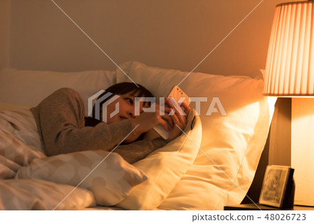 睡在床上的女人 48026723