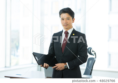 律師中間男 48029766