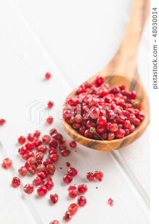 Dried pink peppercorn. 48030014