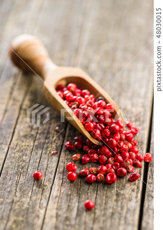 Dried pink peppercorn. 48030015
