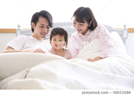 進入床的年輕家庭 48031086