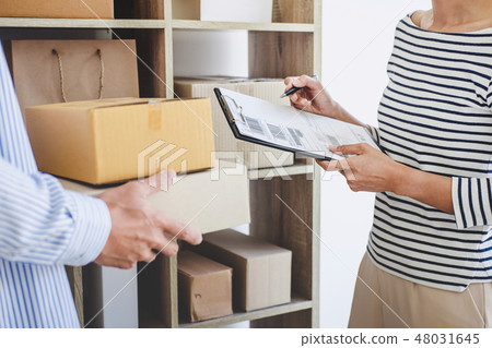 Small business owner delivery service and working packing box, b Small business owner delivery service and working packing box, b 48031645