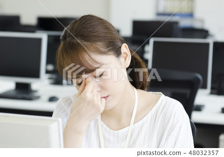 女商人個人計算機眼球疲勞鼻塞鼻炎過敏感冒 女商人個人計算機眼球疲勞鼻塞鼻炎過敏感冒 48032357