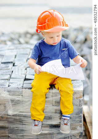 Builder in hardhats reading construction draw Builder in hardhats reading construction draw 48032794