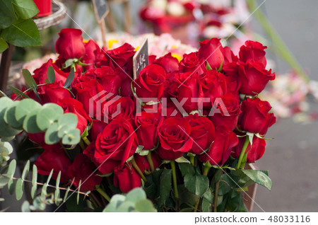 closeup of red roses bouqet at the florist closeup of red roses bouqet at the florist 48033116