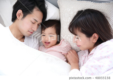 進入床的年輕家庭 48033138