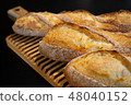 長方形手工製作的法式麵包 48040152