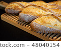 長方形手工製作的法式麵包 48040154