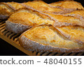 長方形手工製作的法式麵包 48040155