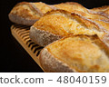 長方形手工製作的法式麵包 48040159