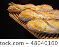 長方形手工製作的法式麵包 48040160