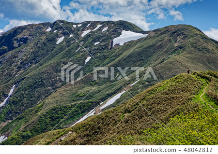 徒步旅行者在Joetsu邊界附近·Yugo通過和Tanikawa山的看法 徒步旅行者在Joetsu邊界附近·Yugo通過和Tanikawa山的看法 48042812