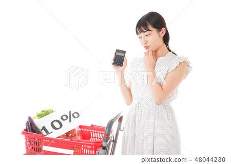 一名年輕女子在超市購物 48044280