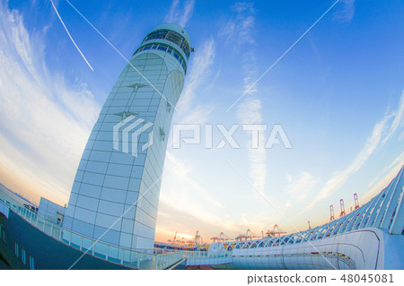 橫濱港口標誌塔樓梯和日落 48045081