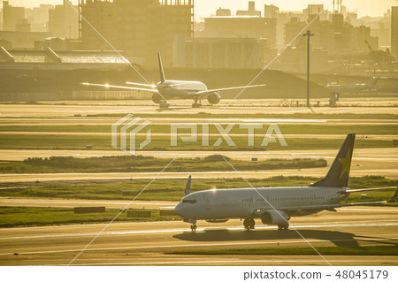 Airplane and city silhouette (Haneda airport) Airplane and city silhouette (Haneda airport) 48045179