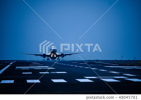 飛機從跑道起飛 飛機從跑道起飛 48045781