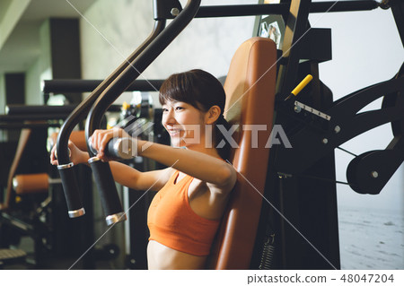 一名年輕女子在健身房訓練 48047204