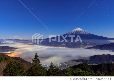 共同主演富士山和雲(順海和Unkai) 共同主演富士山和雲(順海和Unkai) 48048851