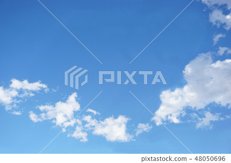 藍天和雲彩背景上邊緣雲複製空間上背景 48050696