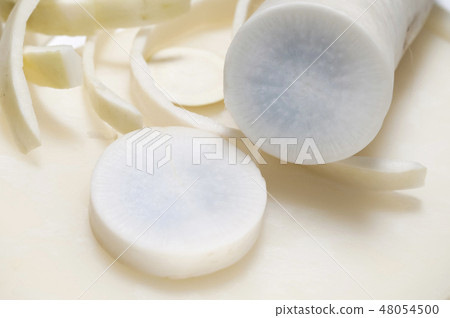 When it cuts, the inside is a blue radish daikon radish When it cuts, the inside is a blue radish daikon radish 48054500