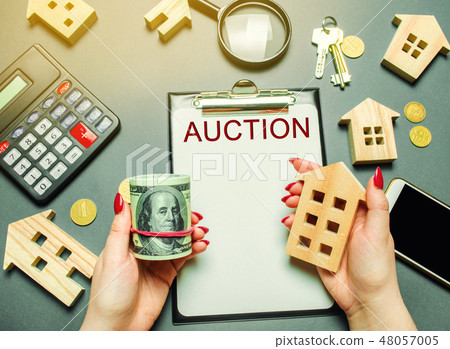 Table with the word Auction. The women Table with the word Auction. The women 48057005