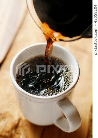 咖啡倒入一個杯子裡 48059104
