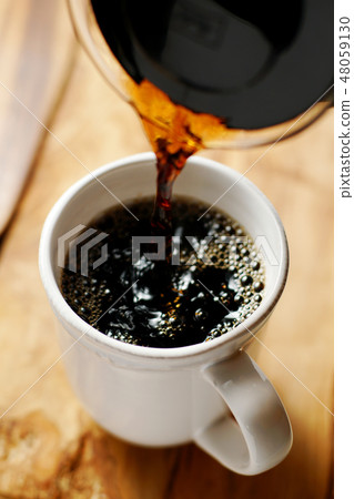 咖啡倒入一個杯子裡 48059130