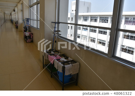 走廊和清潔工具架 48061322