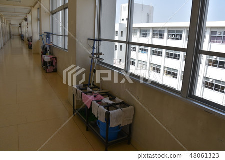 走廊和清潔工具架 走廊和清潔工具架 48061323
