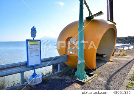 水果巴士站Amo巴士站遠處的景色是長島縣諫早市島原半島雲仙富根大道Konagai-cho 水果巴士站Amo巴士站遠處的景色是長島縣諫早市島原半島雲仙富根大道Konagai-cho 48061525