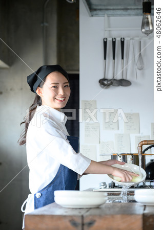 廚房餐廳女性 廚房餐廳女性 48062646